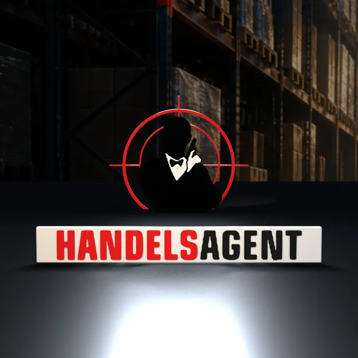 Das Handelsagent-Logo – Agent im roten Fadenkreuz über der Wortmarke – als räumliche Szene in einer dunklen Lagerhalle